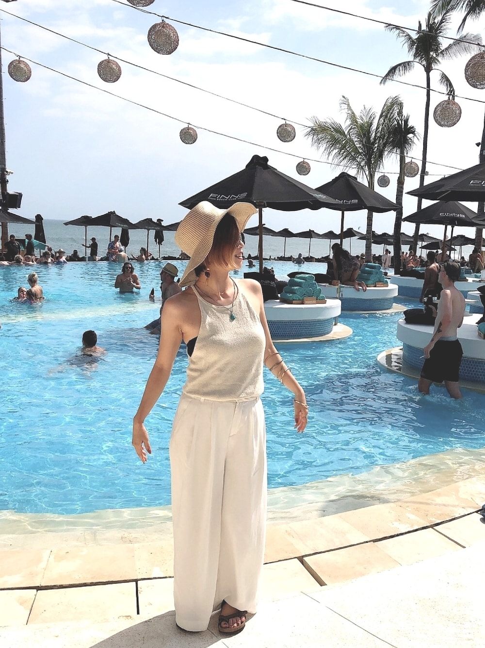 「バリ島、summer、夏、海」｜「Ungridのシルクノイルホルターネックニット（キャミソール、ホワイト系）」を使った、ゆゆゆさん（レディース・155cm）の春コーディネートの1枚目の写真