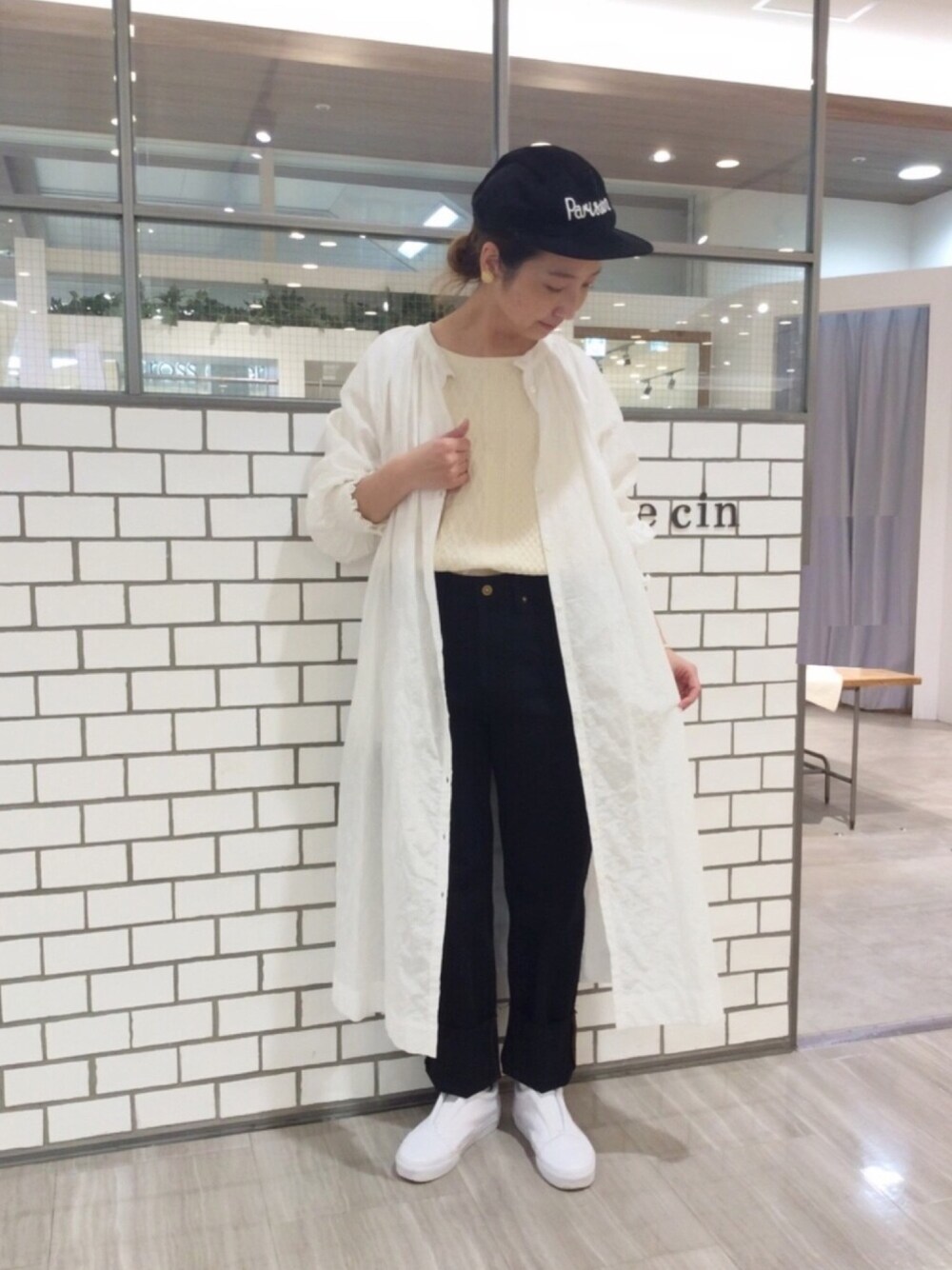 ホワイト系のワンピース、ベージュ系のTシャツ/カットソー、ブラック系のその他パンツを着用したレディースの春コーディネートの1枚目の写真