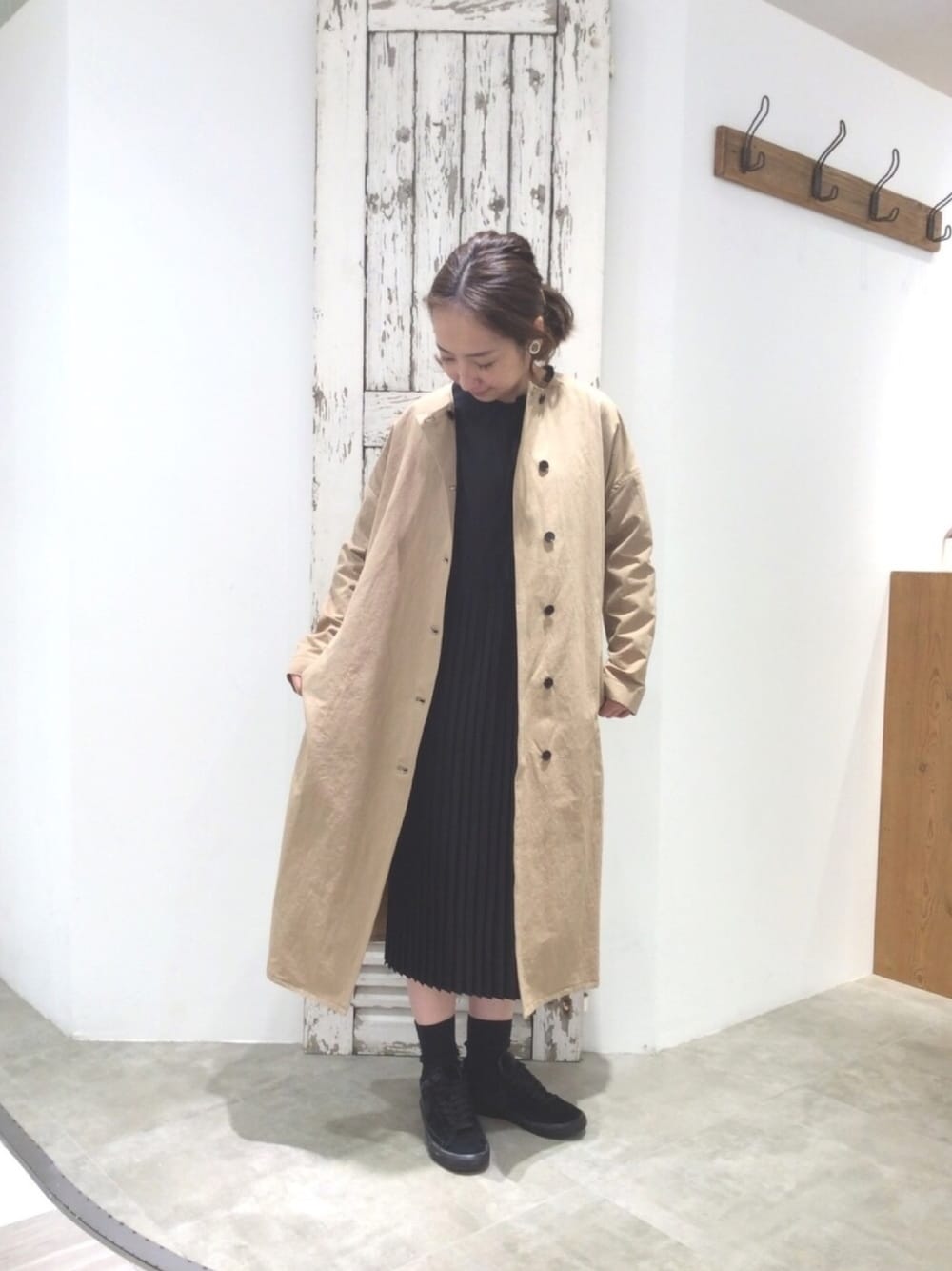 「スニーカー、ベージュ、コート、春コーデ、大人カジュアル、ノーカラーコート、pualcecin、COMME des GARCONS、ワンピース×スニーカー、ブラック」｜「PUAL CE CINの【MADE IN JAPAN】共紐付き後ろプリーツコート（トレンチコート、ベージュ系）」を使った、seinoooさん（レディース・160cm）の春コーディネートの1枚目の写真