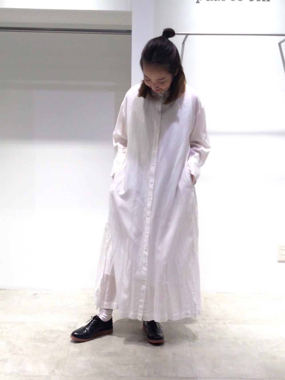 ホワイト系のワンピース/ドレスを着用したレディースの春コーディネートの1枚目の写真