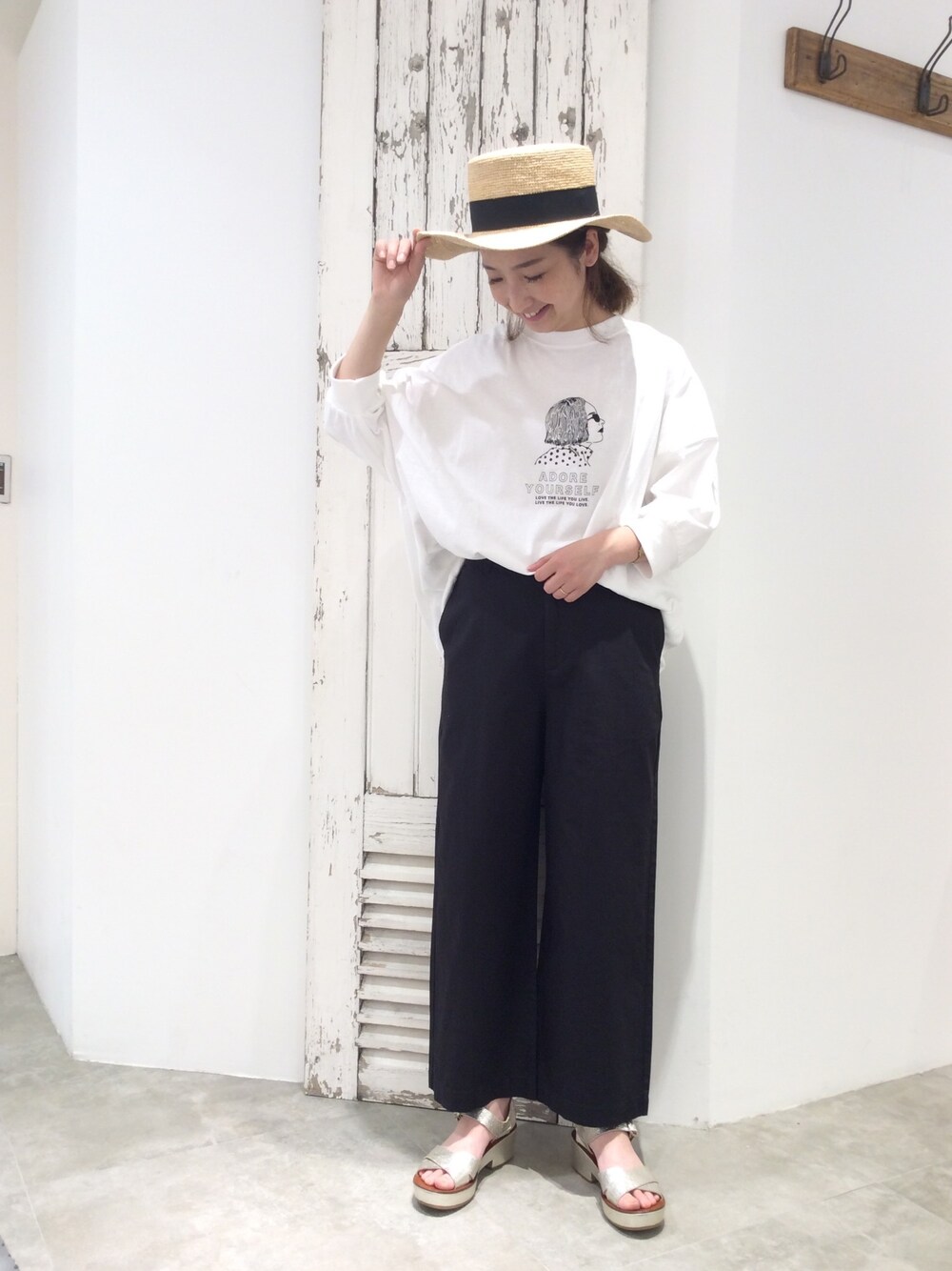 ホワイト系のTシャツ/カットソー、ブラック系のその他パンツ、シルバー系のサンダルを着用したレディースの春コーディネートの1枚目の写真