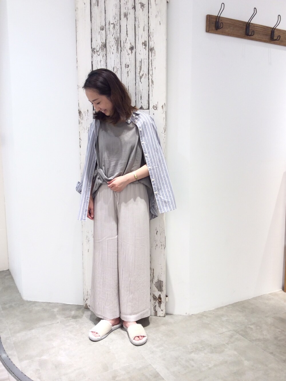 その他のシャツ/ブラウス、ベージュ系のTシャツ/カットソー、ベージュ系のその他パンツを着用したレディースの春コーディネートの1枚目の写真