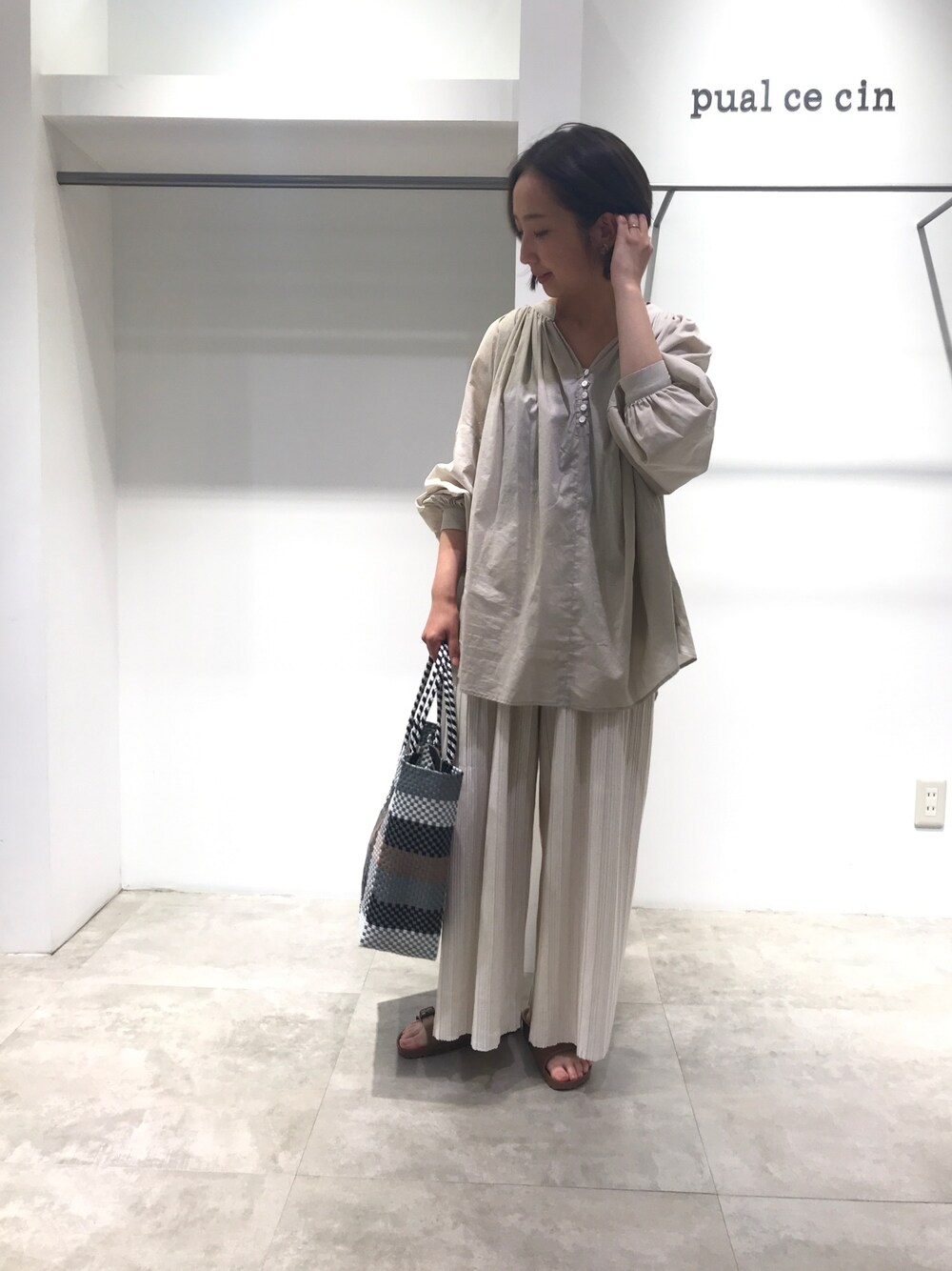 ベージュ系のシャツ/ブラウス、ベージュ系のその他パンツ、ゴールド系のサンダルを着用したレディースの夏コーディネートの1枚目の写真