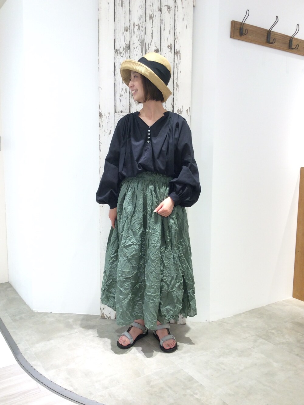 ブラック系のシャツ/ブラウス、グリーン系のスカートを着用したレディースの夏コーディネートの1枚目の写真