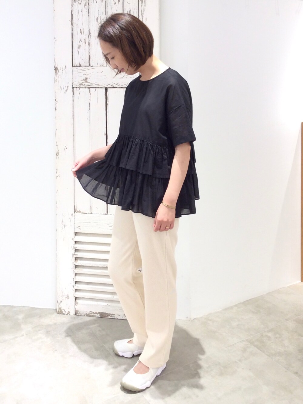 ブラック系のシャツ/ブラウス、ベージュ系のその他パンツ、ホワイト系のスニーカーを着用したレディースの夏コーディネートの1枚目の写真