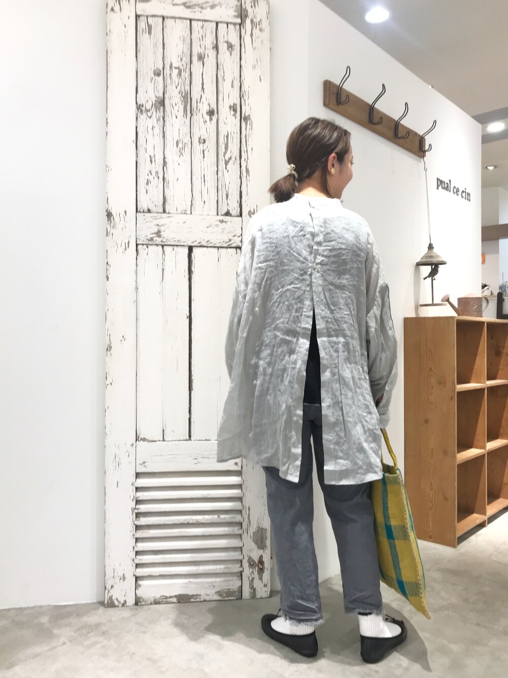 「ブラウス、チュニック、リネン、デニム、バレエシューズ、白ソックス、大人カジュアル、春夏コーデ、パンツコーデ、デニムパンツ」｜「PUAL CE CINの【Du noir】麻／リネン2WAY ブラウス（シャツ/ブラウス、グレー系）」を使った、seinoooさん（レディース・160cm）の春コーディネートの1枚目の写真