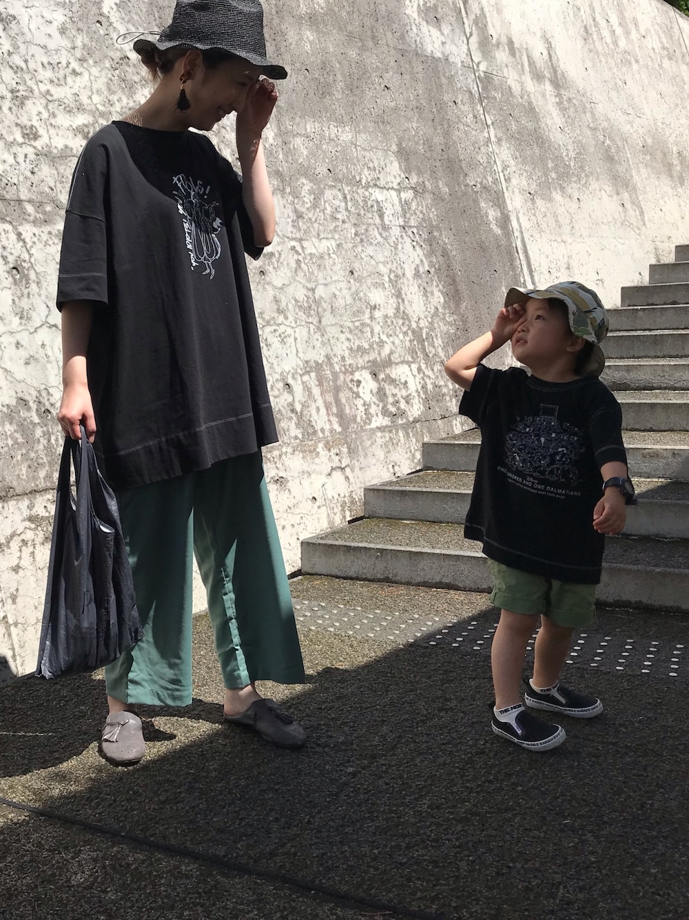 「101匹わんちゃん、親子コーデ、親子でおそろい、リンクコーデ、Tシャツ、黒、グリーン、カジュアル、夏コーデ、シンプルコーデ」｜「PUAL CE CINの【ＳＵＢＬＩＭＥ】ＰＥＰＡＲ　ＣＲＯＣＨＥ　ＭＴ　ＨＡＴ（ハット、ブラック系）」を使った、seinoooさん（レディース・160cm）の夏コーディネートの1枚目の写真