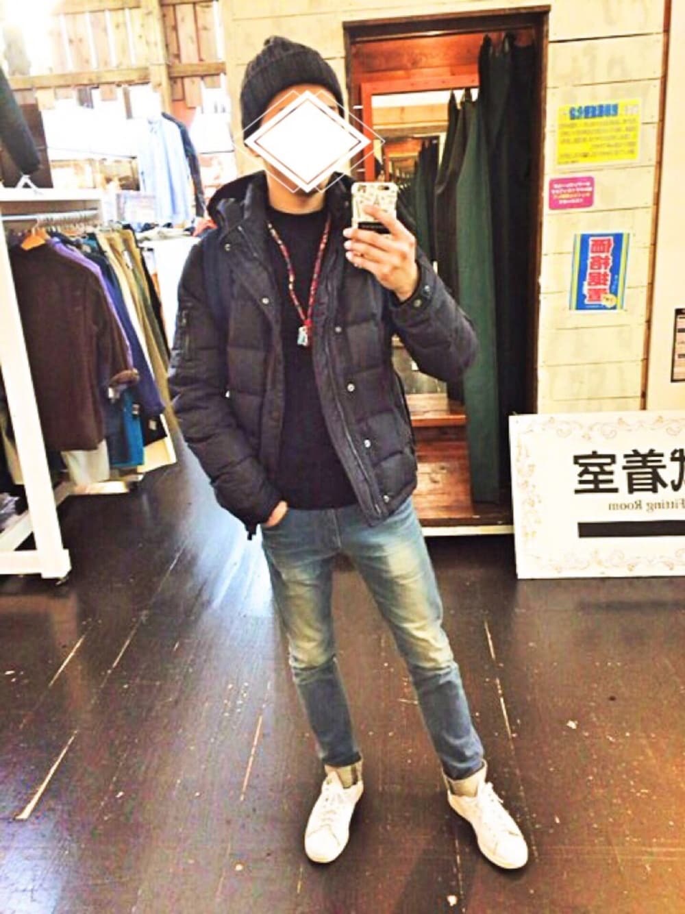 ブラック系のダウンジャケット/コート、ブルー系のデニムパンツ、レッド系のネックレスを着用したメンズの冬コーディネートの1枚目の写真