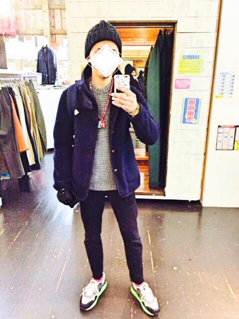 ブルー系のダッフルコート、ブラック系のデニムパンツ、グレー系のニット/セーターを着用したメンズの冬コーディネートの1枚目の写真