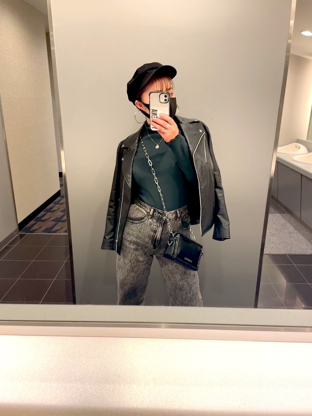 「ライダースジャケット、キャスケット、タートルネック、ショルダーバッグ、プチプラコーデ、高見え、UNIQLO、GU、グローバルワーク(GLOBAL WORK)、ディーゼル(DIESEL)」｜「GLOBAL WORKの【快適機能付き】ツイルキャス/746994（キャスケット、ブラック系）」を使った、yumebonさん（レディース・153cm）の冬コーディネートの1枚目の写真