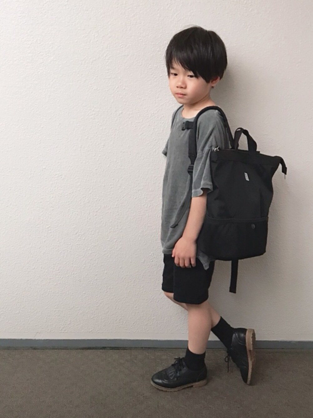 「キッズ、キッズコーデ、キッズファッション、男の子、ブラック、ハーフパンツ、靴下、オックスフォード、小学生、おしゃれさんと繋がりたい」｜「GLOBAL WORKの【キッズ】ピグメントBIG-Tシャツ半袖/761393（Tシャツ/カットソー、グレー系）」を使った、ksさん（キッズ・120cm）の春コーディネートの1枚目の写真