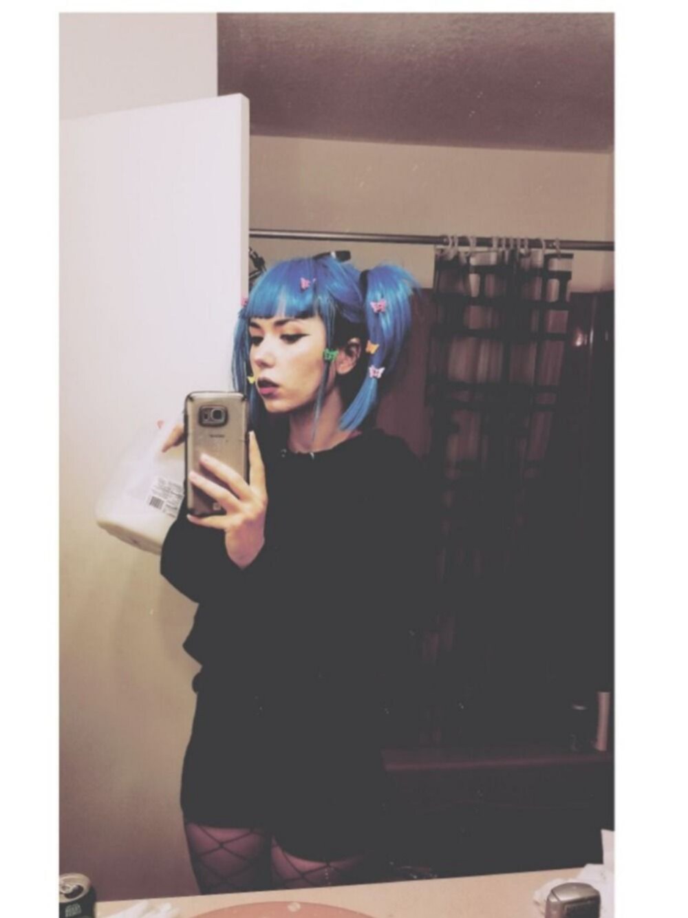 「#cyberpunk、bluehair、butterflyclips、PUNX、E-girls」｜「H&Mのアイテム（パーカー、ブラック系）」を使った、androgynouskittyさん（レディース・160cm）の秋コーディネートの1枚目の写真