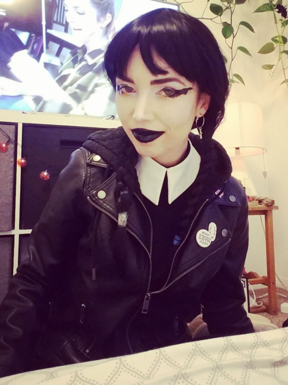 「leather、faux leather jacket、Wednesday、witchy、halloween」｜「Thriftedのアイテム（ドレス、ブラック系）」を使った、androgynouskittyさん（レディース・160cm）の秋コーディネートの1枚目の写真