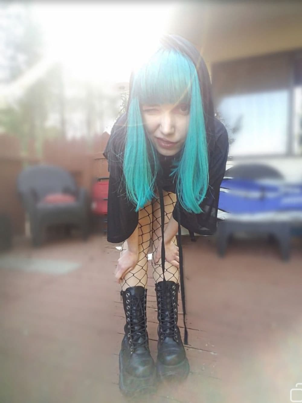 「goth、cyberpunk、mesh、bluehair、blah、flattenthecurve、quarantine、2020、Pandemic Spring」｜「FOREVER 21のアイテム（パーカー、ブラック系）」を使った、androgynouskittyさん（レディース・163cm）の春コーディネートの1枚目の写真