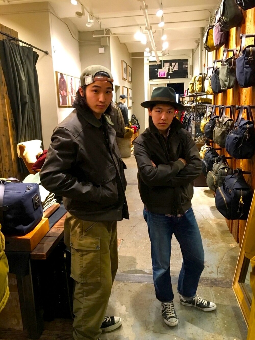 グリーン系のその他アウター、グリーン系のカーゴパンツ、ブルー系のデニムパンツを着用したメンズの夏コーディネートの1枚目の写真