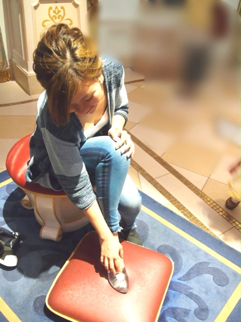 ブルー系のカーディガン/ボレロ、ホワイト系のキャミソール、ブルー系のデニムパンツを着用したレディースの夏コーディネートの1枚目の写真