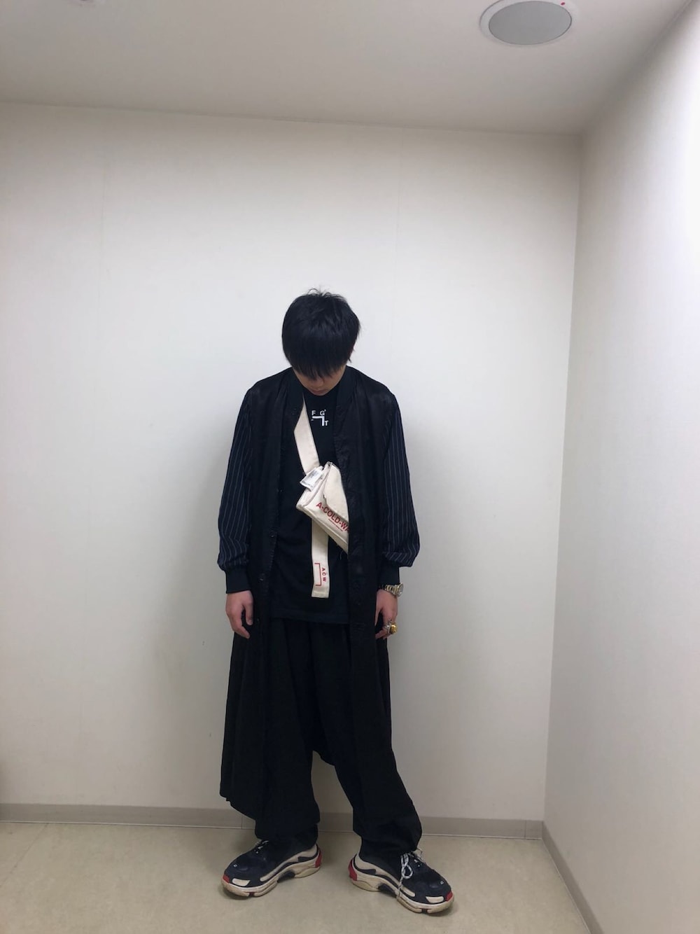 「a cold wall x fragment design、Tran 泉、balenciaga triple s、ootd、hk」｜「a cold wallのアイテム（ショルダーバッグ、ベージュ系）」を使った、CMPさん（メンズ・174cm）の春コーディネートの1枚目の写真