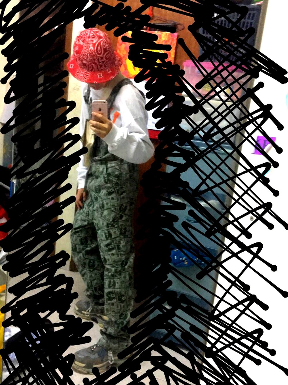 「SOPHNET.、supreme 100 dollar bill overall、balenciaga triple s、grey、hk、hkboy」｜「SOPHNET.のアイテム（帽子、レッド系）」を使った、CMPさん（メンズ・174cm）の夏コーディネートの1枚目の写真