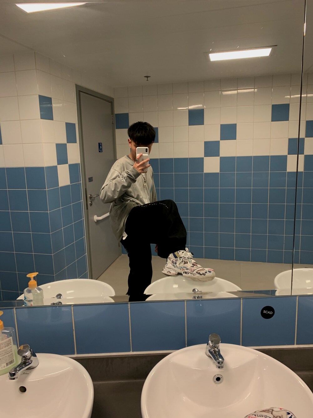 「hk、hkboy、vetements、Tran 泉、a cold wall、　」｜「VETEMENTSのアイテム（スニーカー、その他）」を使った、CMPさん（メンズ・174cm）の冬コーディネートの1枚目の写真