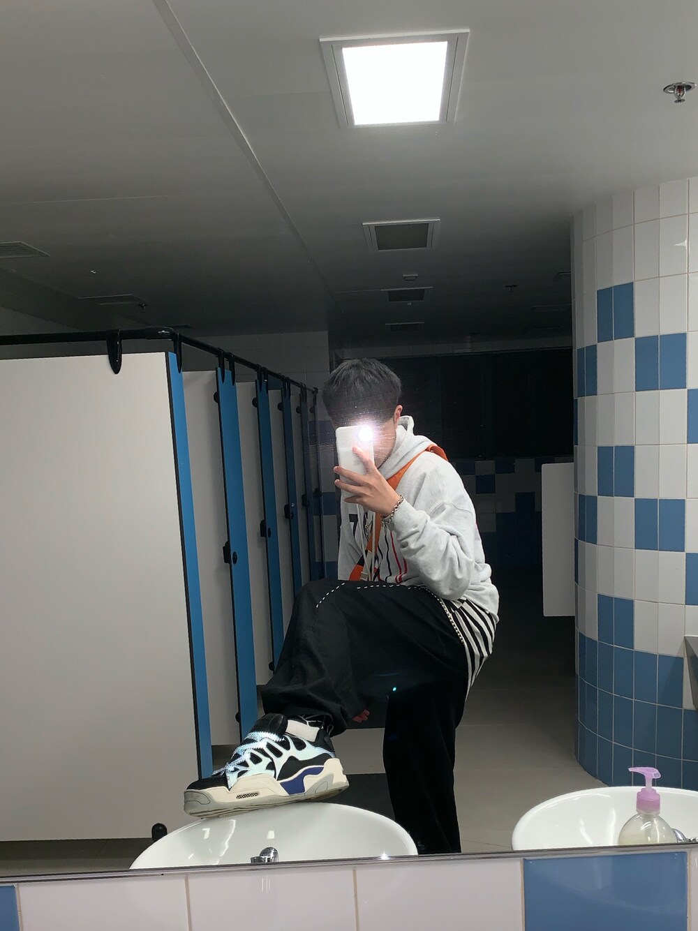 「hk、hkboy、VLONE、fragment、Tran 泉、asap rocky、under armour」｜「vlone x fragmentのアイテム（パーカー、その他）」を使った、CMPさん（メンズ・174cm）の春コーディネートの1枚目の写真