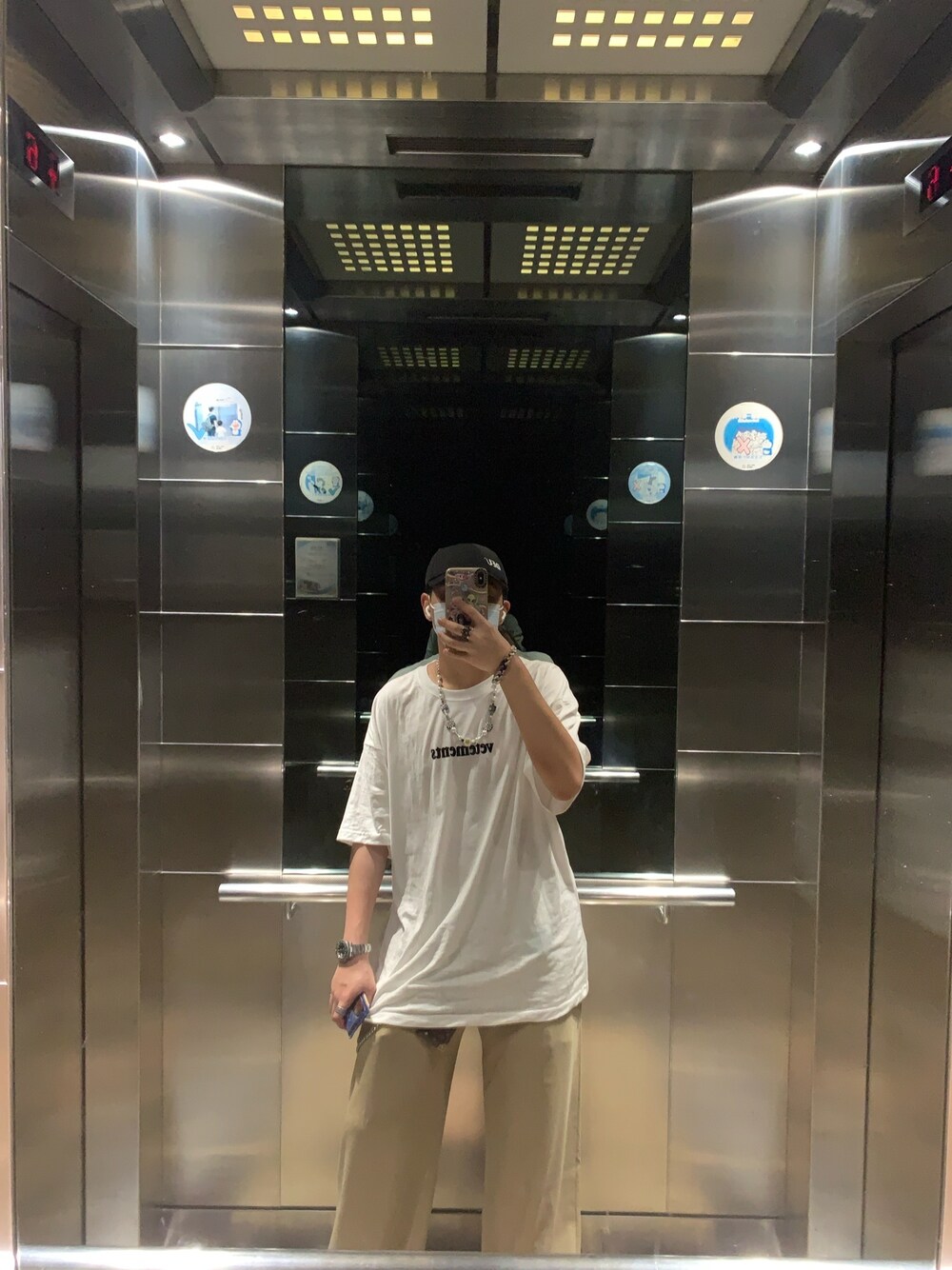 「VETEMENTSのアイテム（Tシャツ/カットソー、ホワイト系）」を使った、CMPさん（メンズ・174cm）の春コーディネートの1枚目の写真
