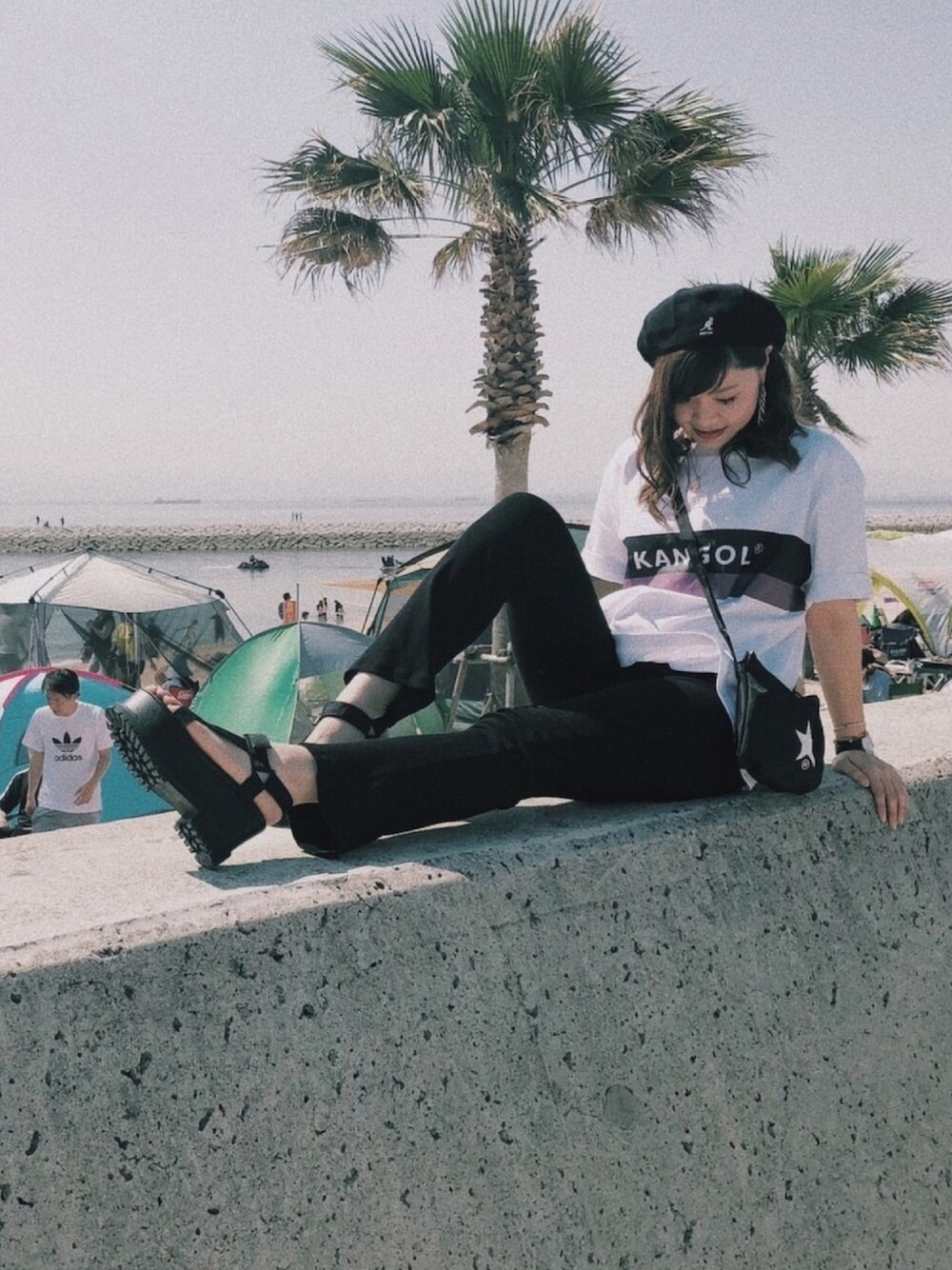 「ラフ、EMODA、夏コーデ、サンダル、KANGOL、CONVERSE TOKYO、Tシャツ、美脚パンツ、ビックシルエット、ビックT」｜「EMODAのダブルストラップフィットパンツ（その他パンツ、ブラック系）」を使った、hana.さん（レディース・171cm）の春コーディネートの1枚目の写真