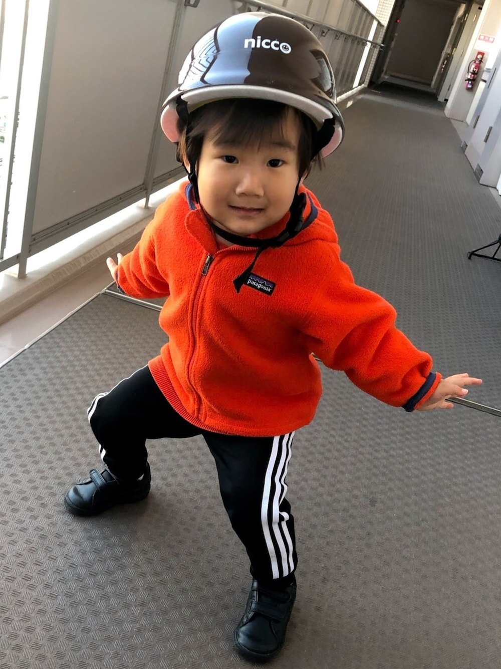 「やっぱりストリートが好き、1歳、キッズコーデ、男の子コーデ、秋コーデ、パタゴニア、adidas、古着、スポーツミックス」｜「patagoniaのアイテム（ジャケット/アウター、オレンジ系）」を使った、rihi_to⋆﻿ さん（キッズ・90cm）の秋コーディネートの1枚目の写真