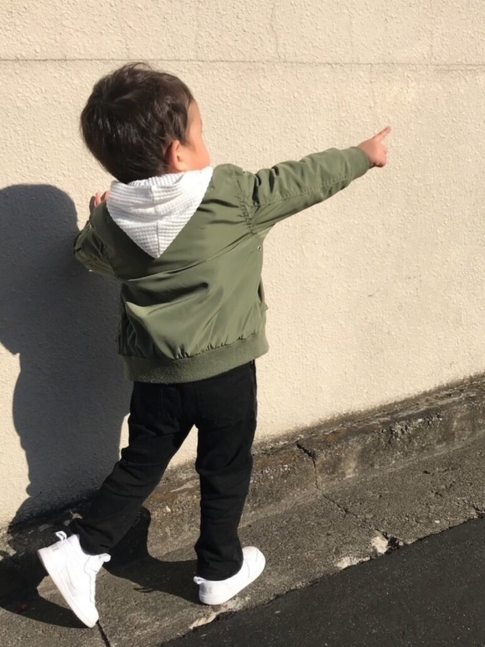 「おとこのこ、2歳、3歳、サロペット、男の子コーデ、ハイカット、白スニーカー、パーカー、MA-1、ナイキ」｜「CIAOPANIC TYPYのヘビーワッフルパーカ（パーカー、ホワイト系）」を使った、HARUTOYAさん（キッズ・90cm）の冬コーディネートの1枚目の写真
