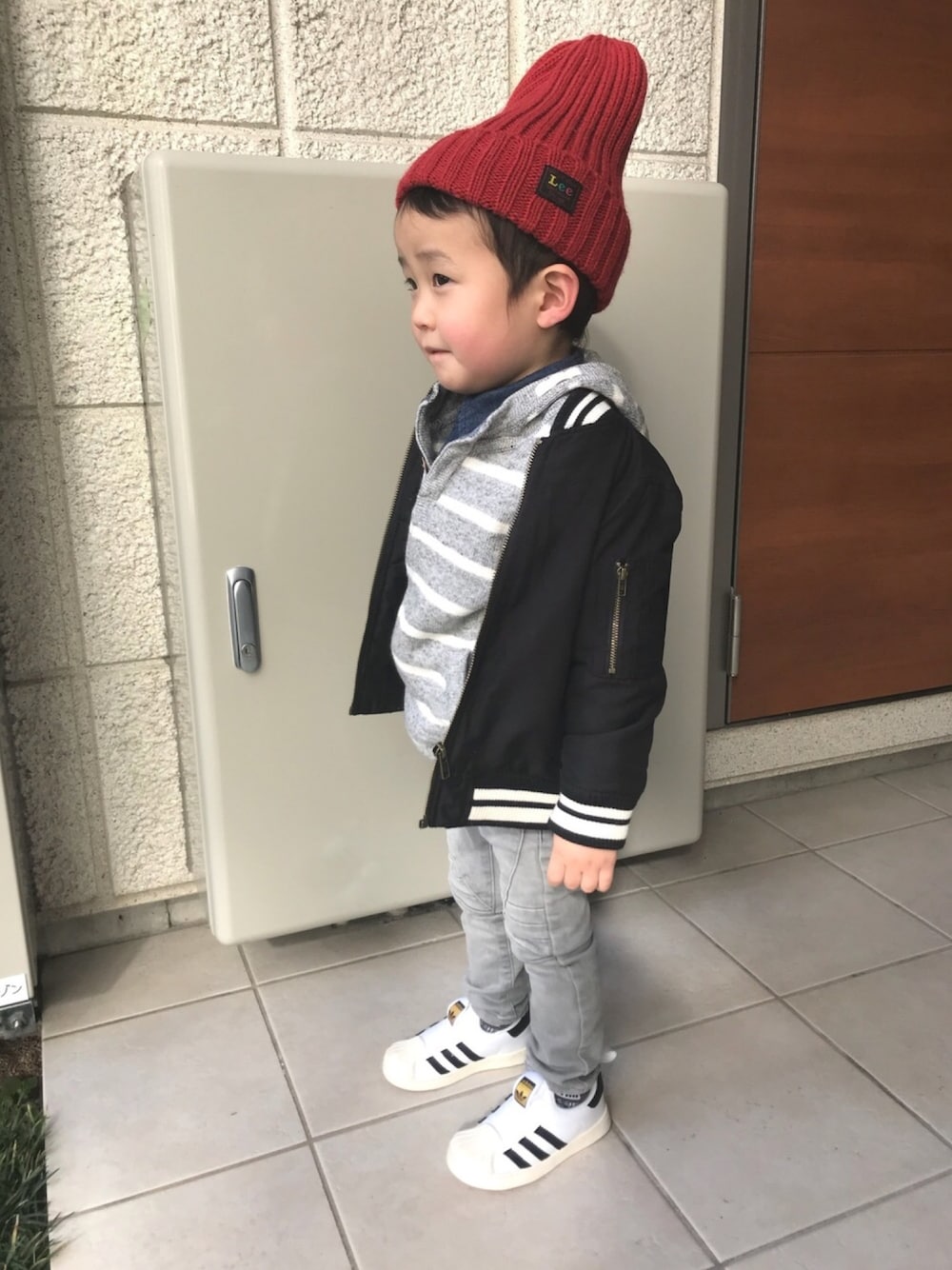 「2歳、男の子、ニットパーカー、MA-1、冬コーデ、レイヤードスタイル」｜「Leeのアイテム（ニットキャップ/ビーニー、レッド系）」を使った、HARUTOYAさん（キッズ・90cm）の冬コーディネートの1枚目の写真