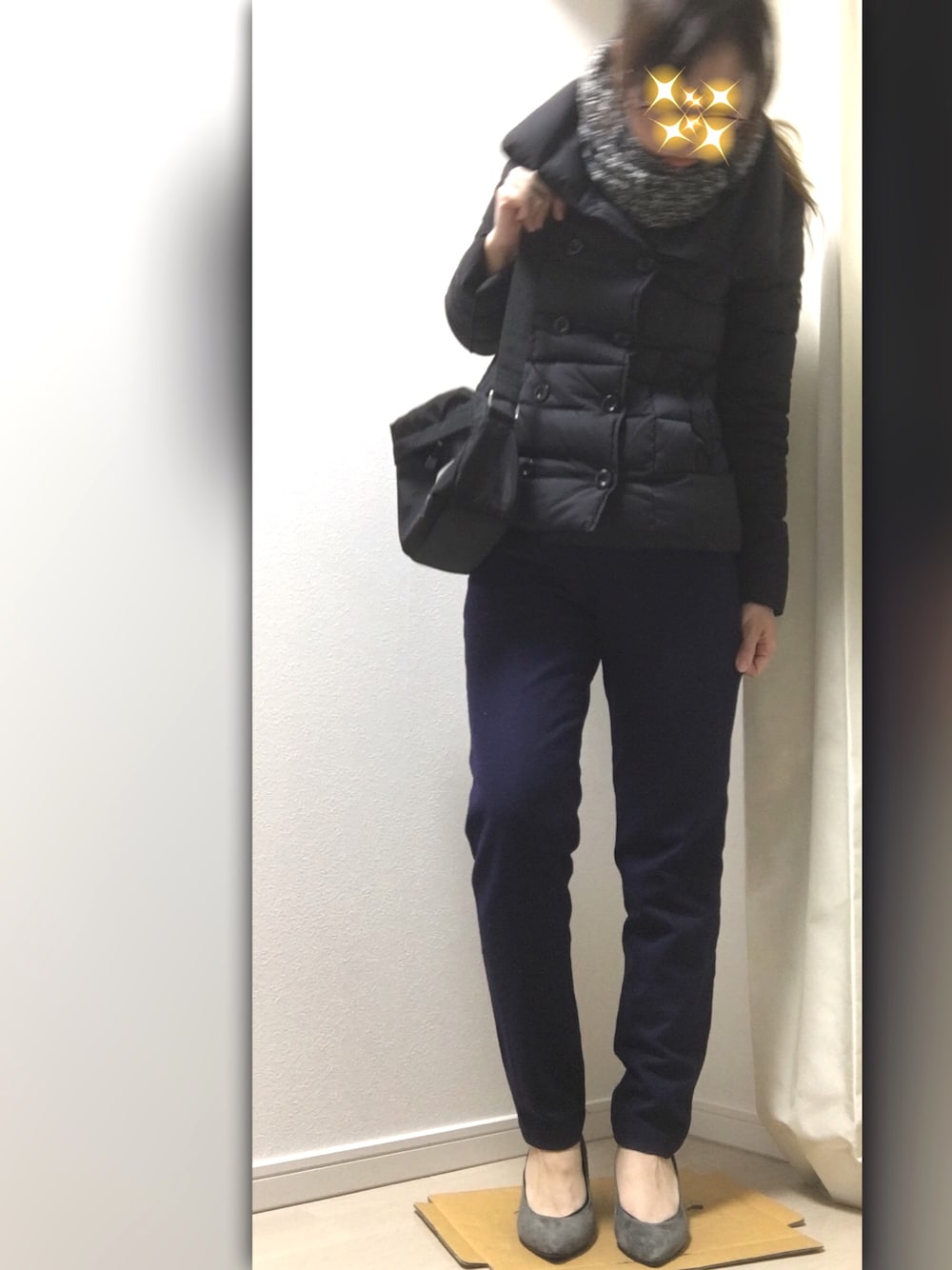 ブラック系のダウンジャケット/コート、ブルー系のその他パンツ、グレー系のパンプスを着用したレディースの冬コーディネートの1枚目の写真
