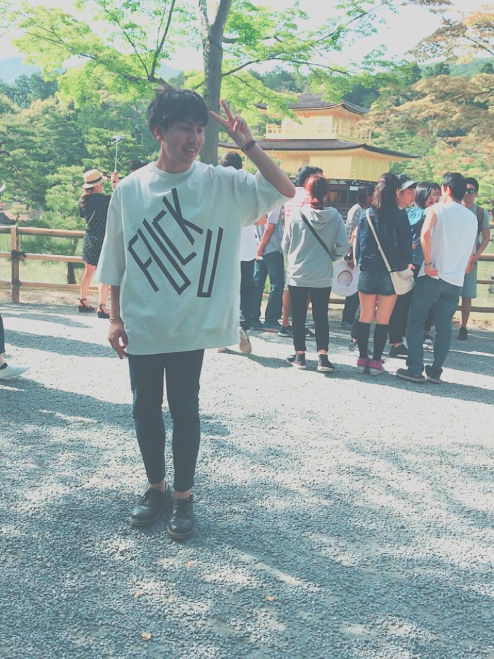 ホワイト系のTシャツ/カットソー、ブラック系のその他シューズ、ホワイト系のスウェットを着用したメンズの春コーディネートの1枚目の写真