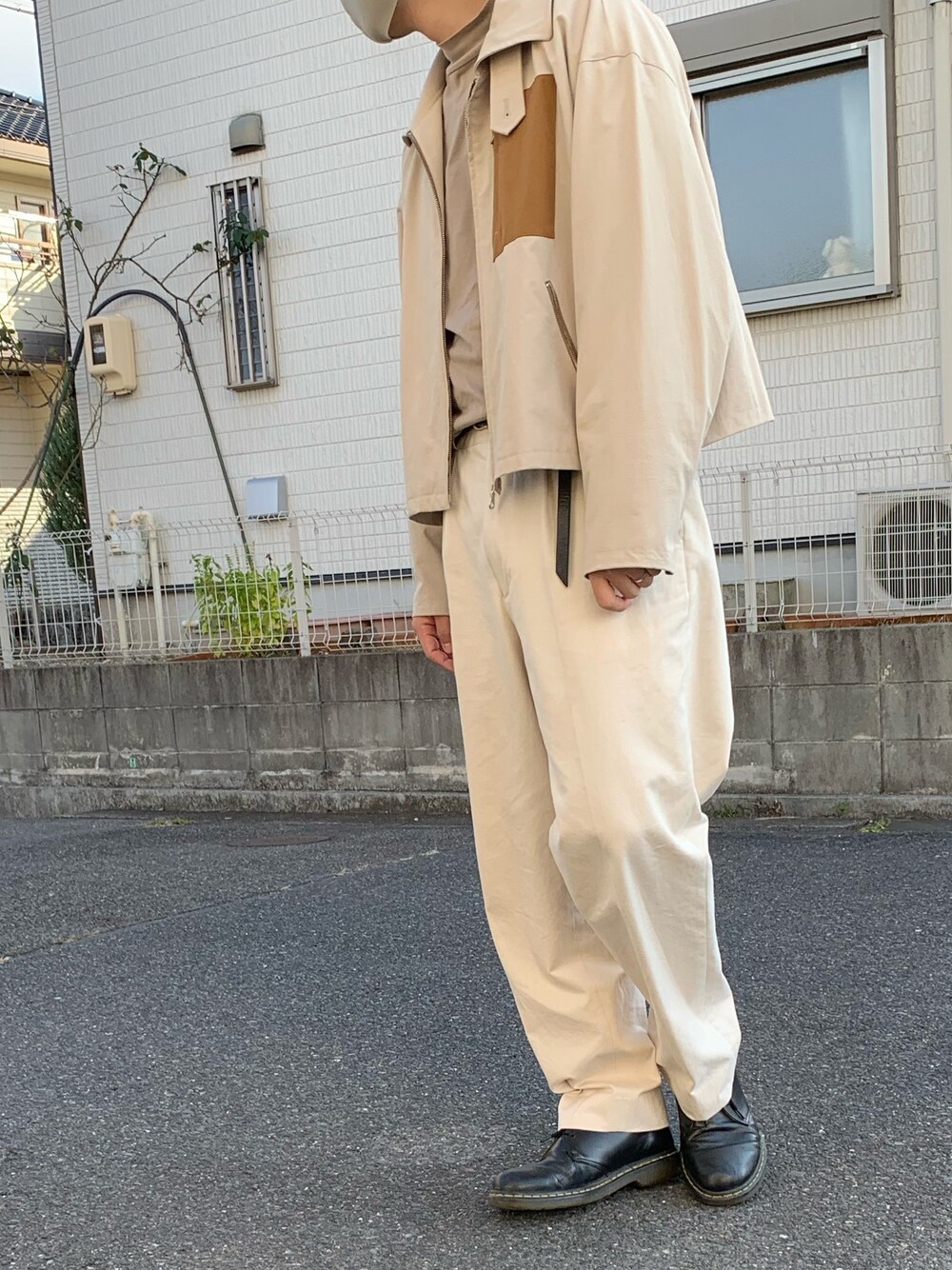 「ベージュ、革靴、ワントーンコーデ、お洒落さんとつながりたい、いいね、save、フォローお願いします🤑、ドリズラージャケット、ワイドパンツ」｜「RYO TAKASHIMAのShort Length Drizzler Jacket 2nd (Beige)（ブルゾン、ベージュ系）」を使った、キノさん（メンズ・174cm）の秋コーディネートの1枚目の写真