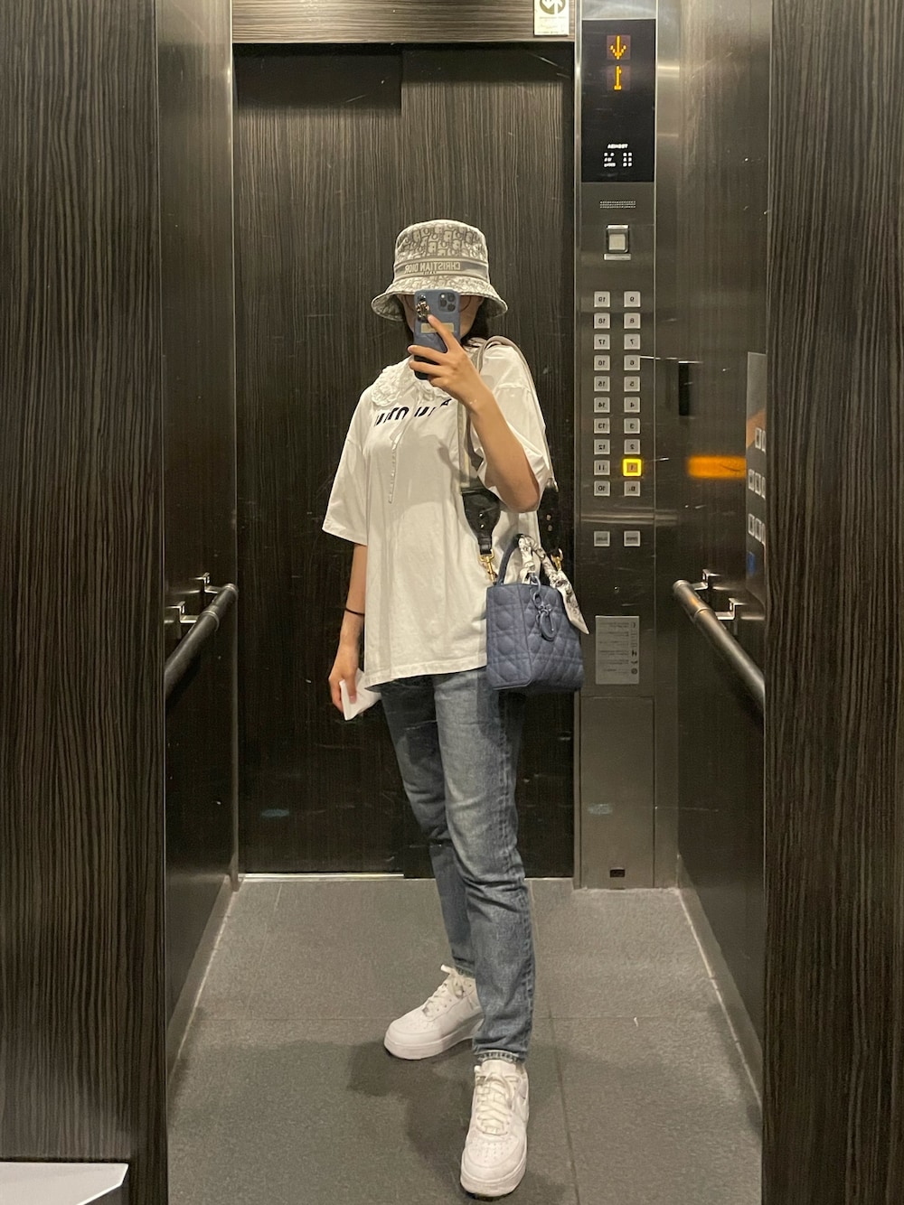Diorのハットを使ったレディース人気ファッションコーディネート