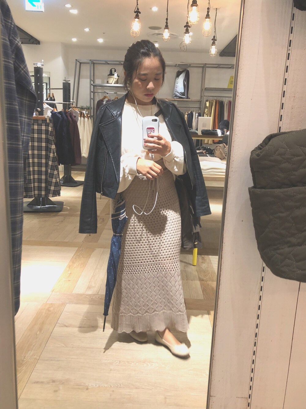 「ラブアンドピース2018、秋のブラウンスタイル、休日スタイル、大人カジュアル、秋服、今日のコーデ、カジュアルコーデ、ボリューム袖、ニットスカート、ベージュ」｜「Chicoのスエードライダースジャケット（ライダースジャケット、ブラック系）」を使った、ｍａｙｕｋｏ  ｗａｄａさん（レディース・155cm）の秋コーディネートの1枚目の写真