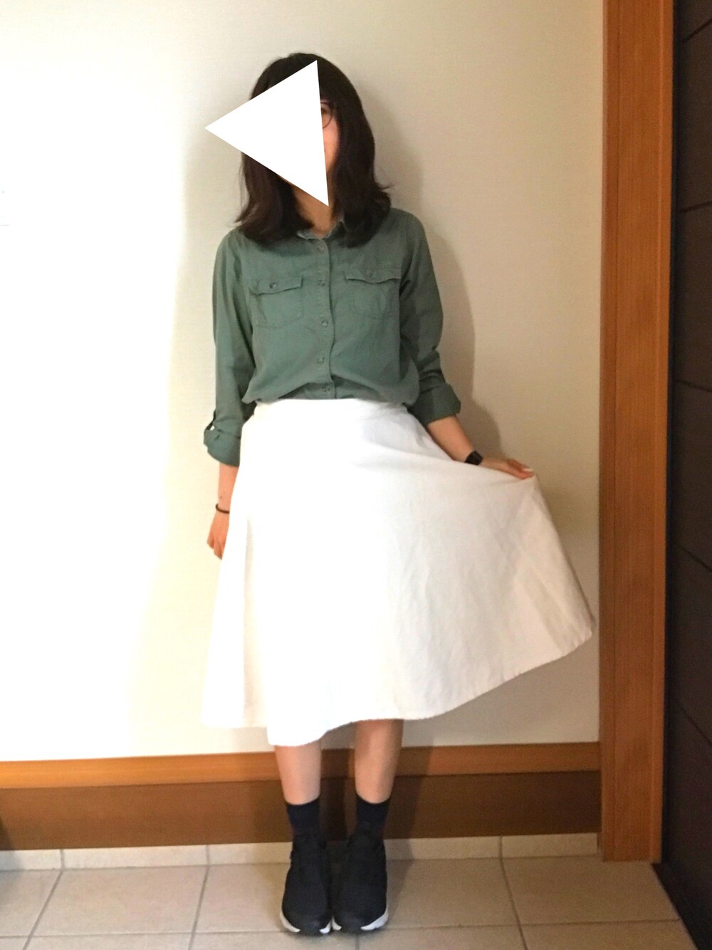 ブラック系のスニーカー、ピンク系のアナログ腕時計、ブラック系のソックス/靴下を着用したレディースの春コーディネートの1枚目の写真