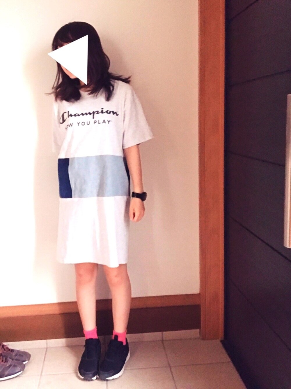 ブラック系のスニーカー、ホワイト系のTシャツ/カットソー、ピンク系のアナログ腕時計を着用したレディースの夏コーディネートの1枚目の写真