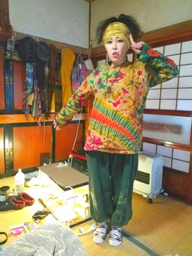 「タイダイ」｜「アイテム（その他）」を使った、トミーさん（レディース・162cm）の冬コーディネート