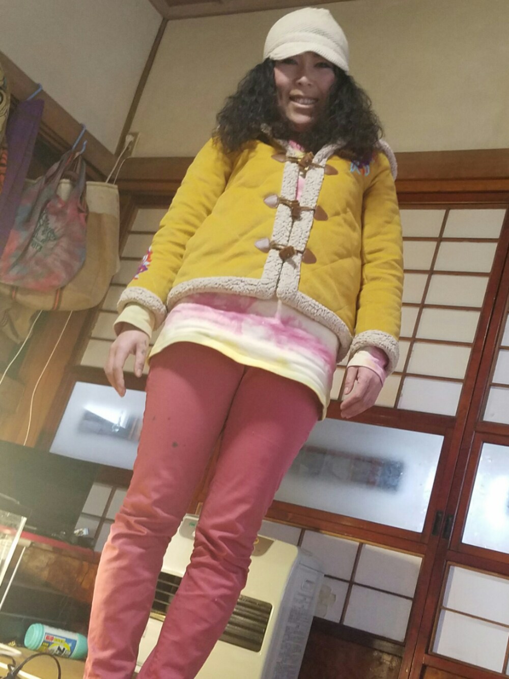 ピンク系のその他パンツ、イエロー系のダッフルコート、ブルー系のその他パンツを着用したレディースの冬コーディネートの1枚目の写真