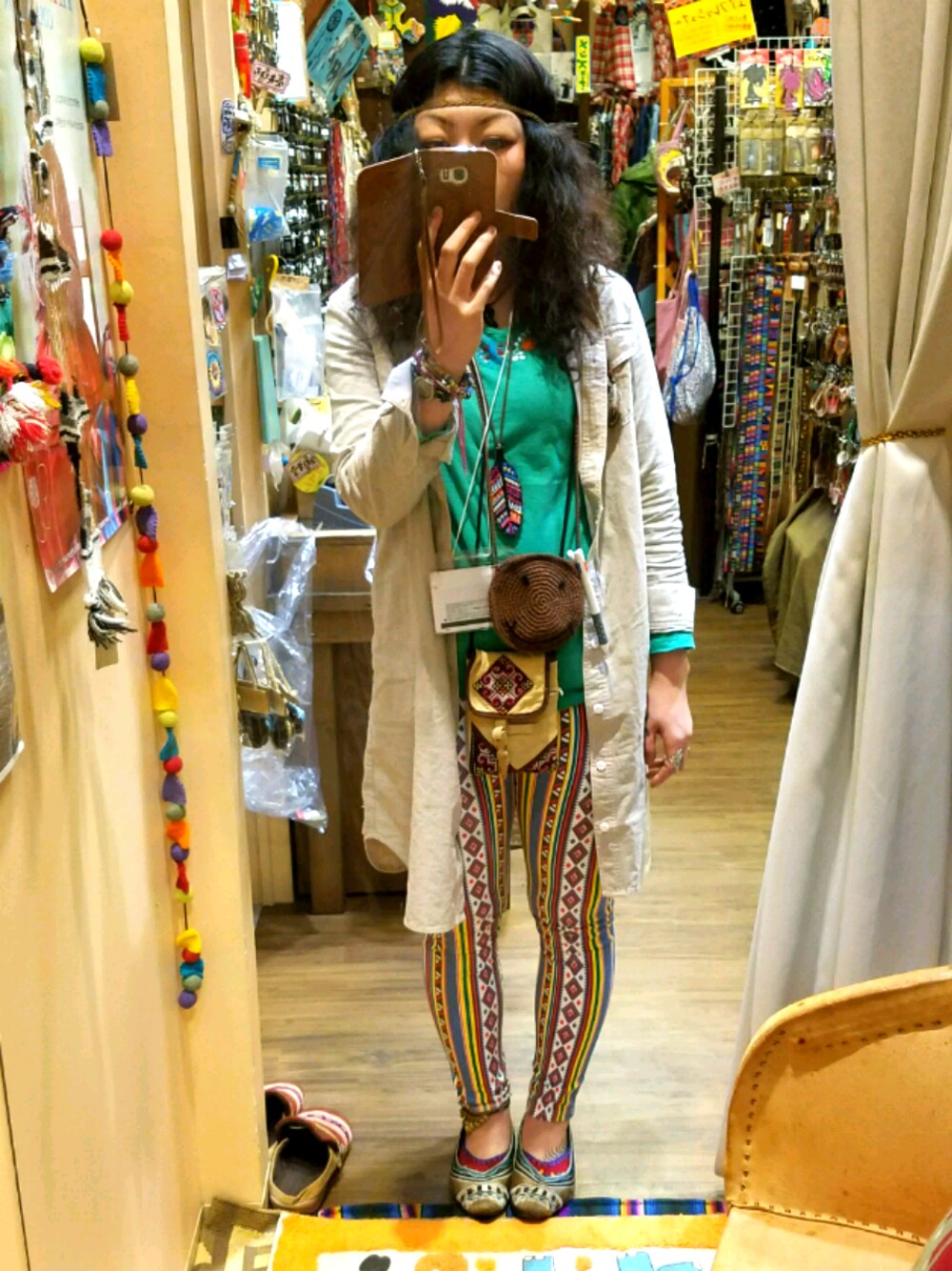 ベージュ系のシャツワンピース、グリーン系のTシャツ/カットソー、グリーン系のTシャツ/カットソーを着用したレディースの春コーディネートの1枚目の写真