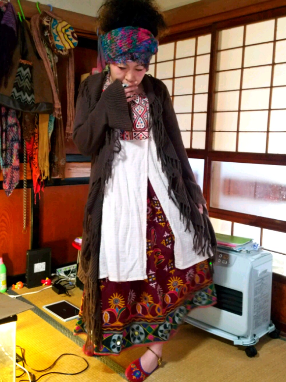 ホワイト系のトップス、レッド系のスカート、その他のマフラーを着用したレディースの春コーディネートの1枚目の写真