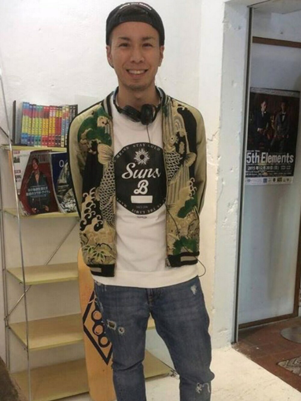 ホワイト系のTシャツ/カットソー、ブルー系のデニムパンツ、ブラック系のキャップを着用したメンズの冬コーディネートの1枚目の写真