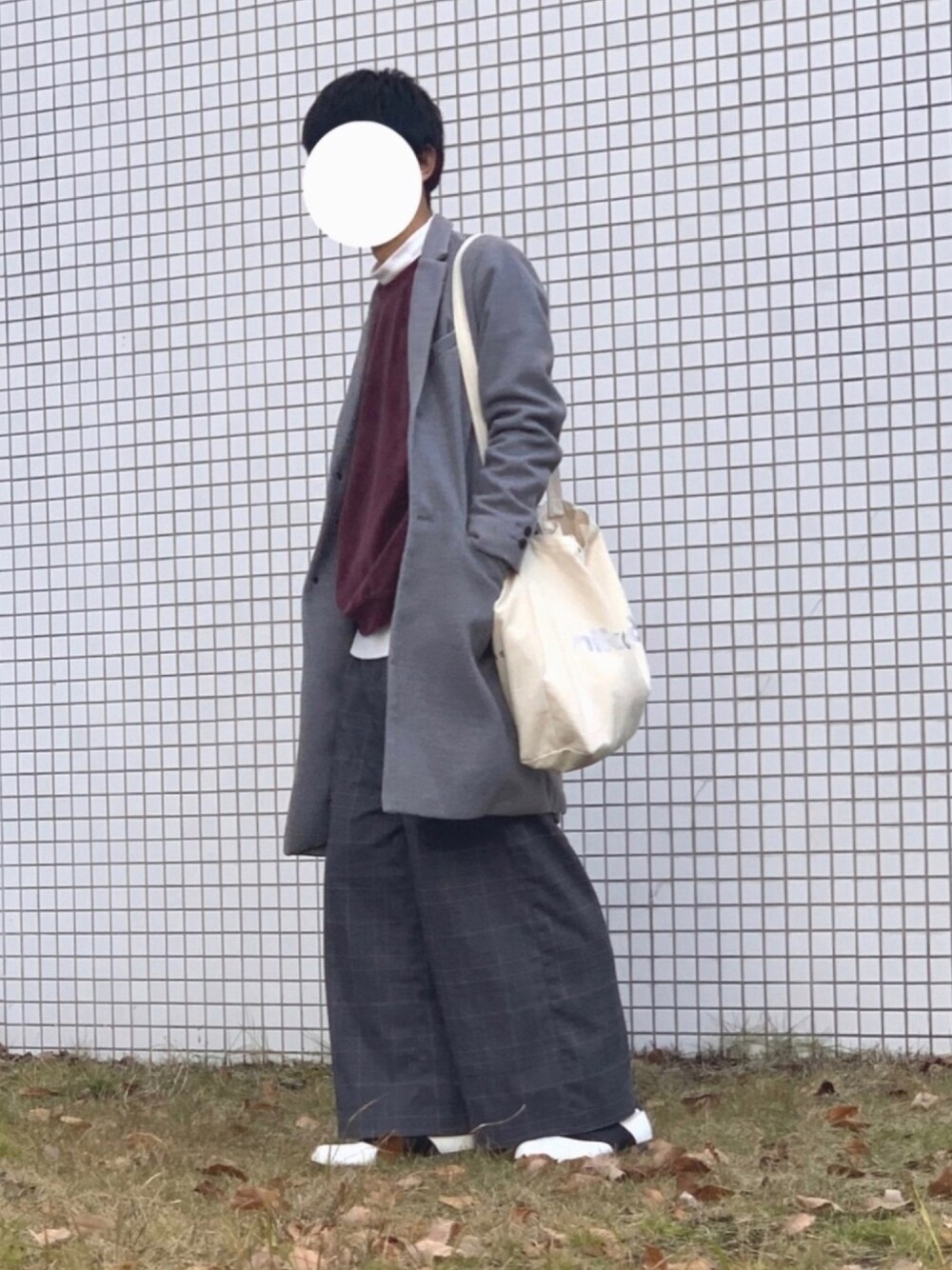 ホワイト系のTシャツ/カットソー、レッド系のスウェット、ホワイト系のトートバッグを着用したメンズの冬コーディネートの1枚目の写真