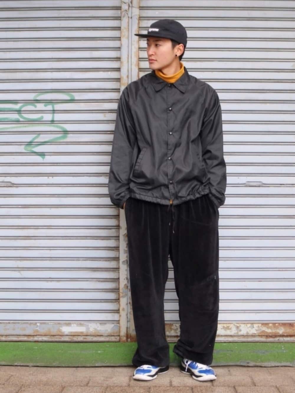 「シンプル、黒、ゆるコーデ、カジュアル、ブラック、ブラックコーデ、fashion、ストリート」｜「Supreme のアイテム（キャップ、ベージュ系）」を使った、Renさん（メンズ・182cm）の冬コーディネートの1枚目の写真