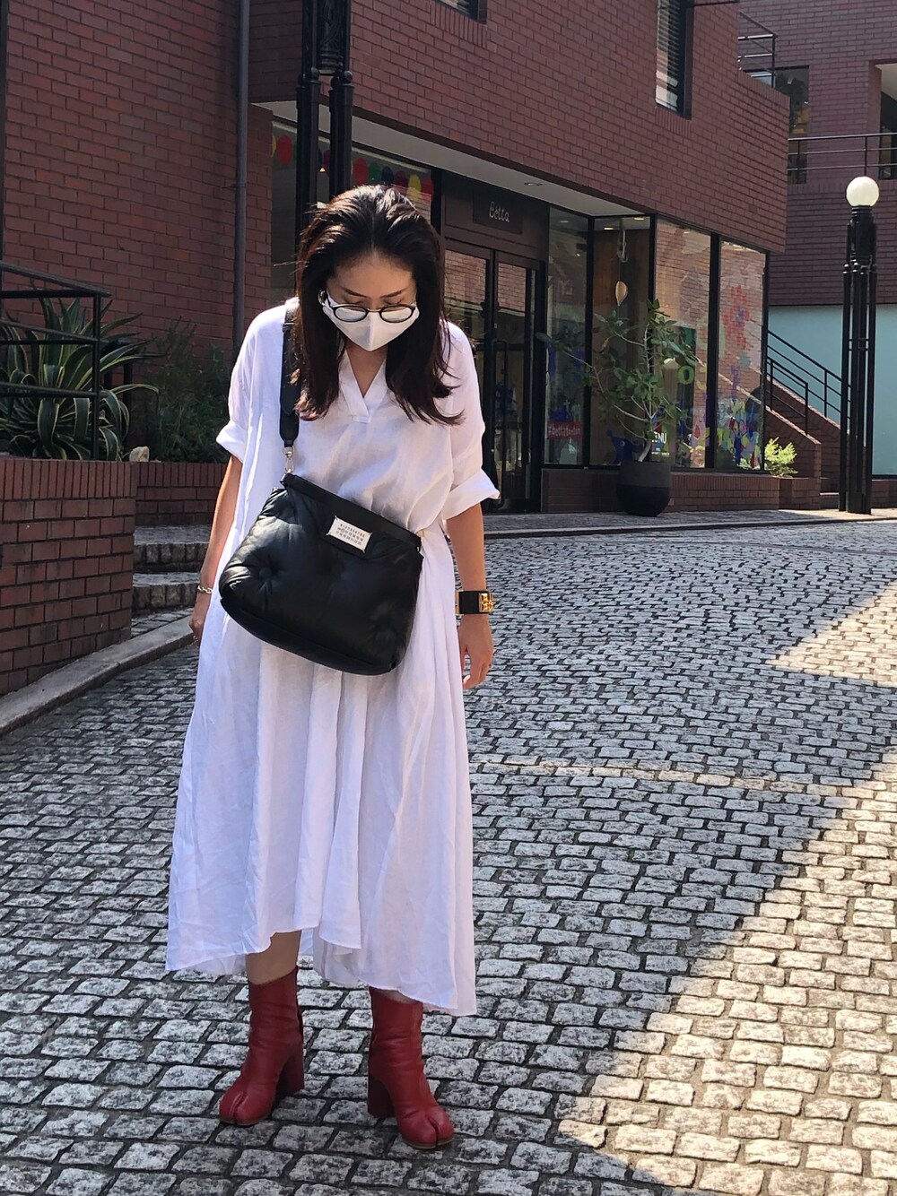 「Maison Margielaのアイテム（ショルダーバッグ、ブラック系）」を使った、mikiさん（レディース・158cm）の夏コーディネートの1枚目の写真
