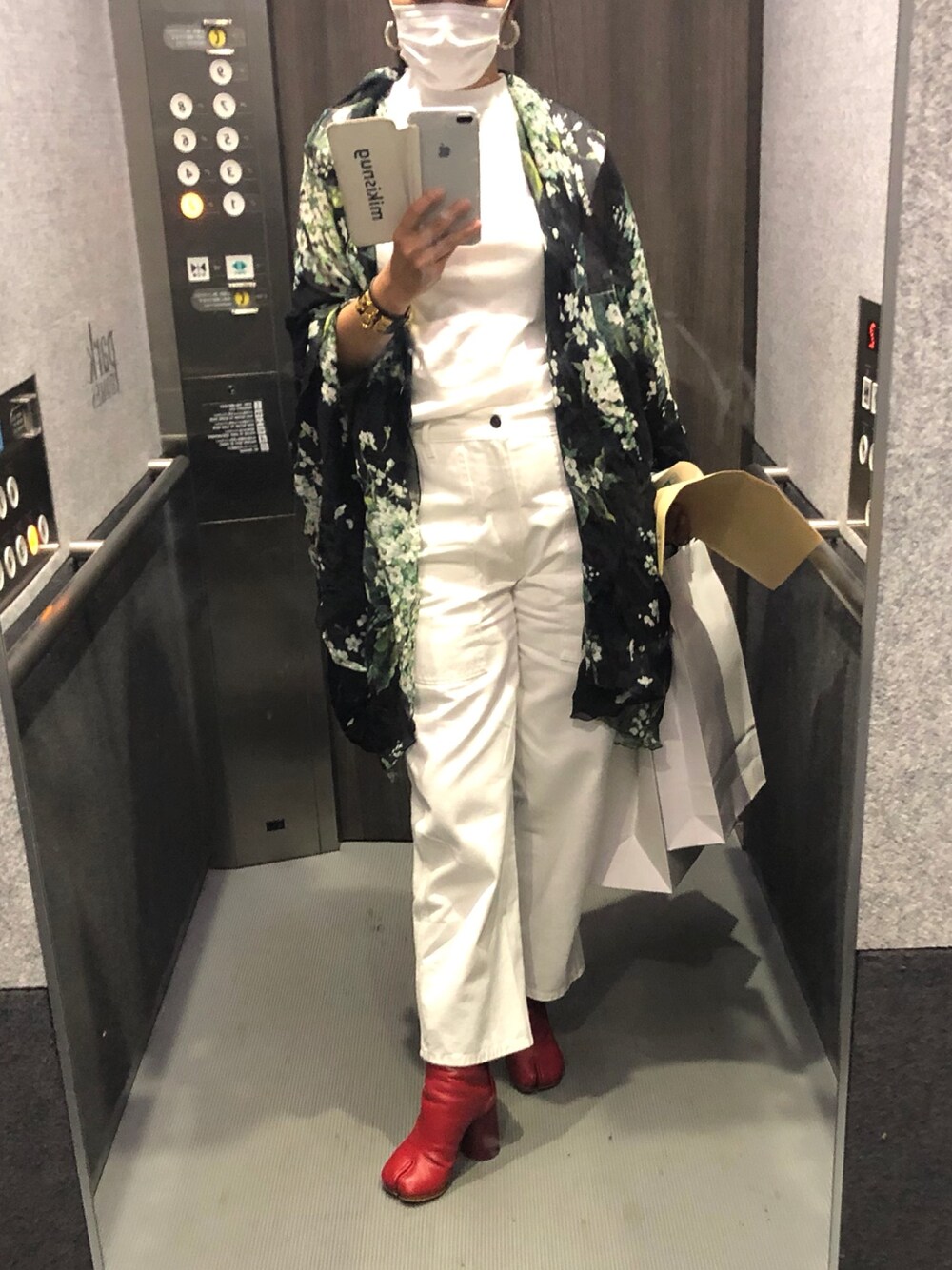 「THE ROWのアイテム（その他パンツ、ホワイト系）」を使った、mikiさん（レディース・158cm）の秋コーディネートの1枚目の写真