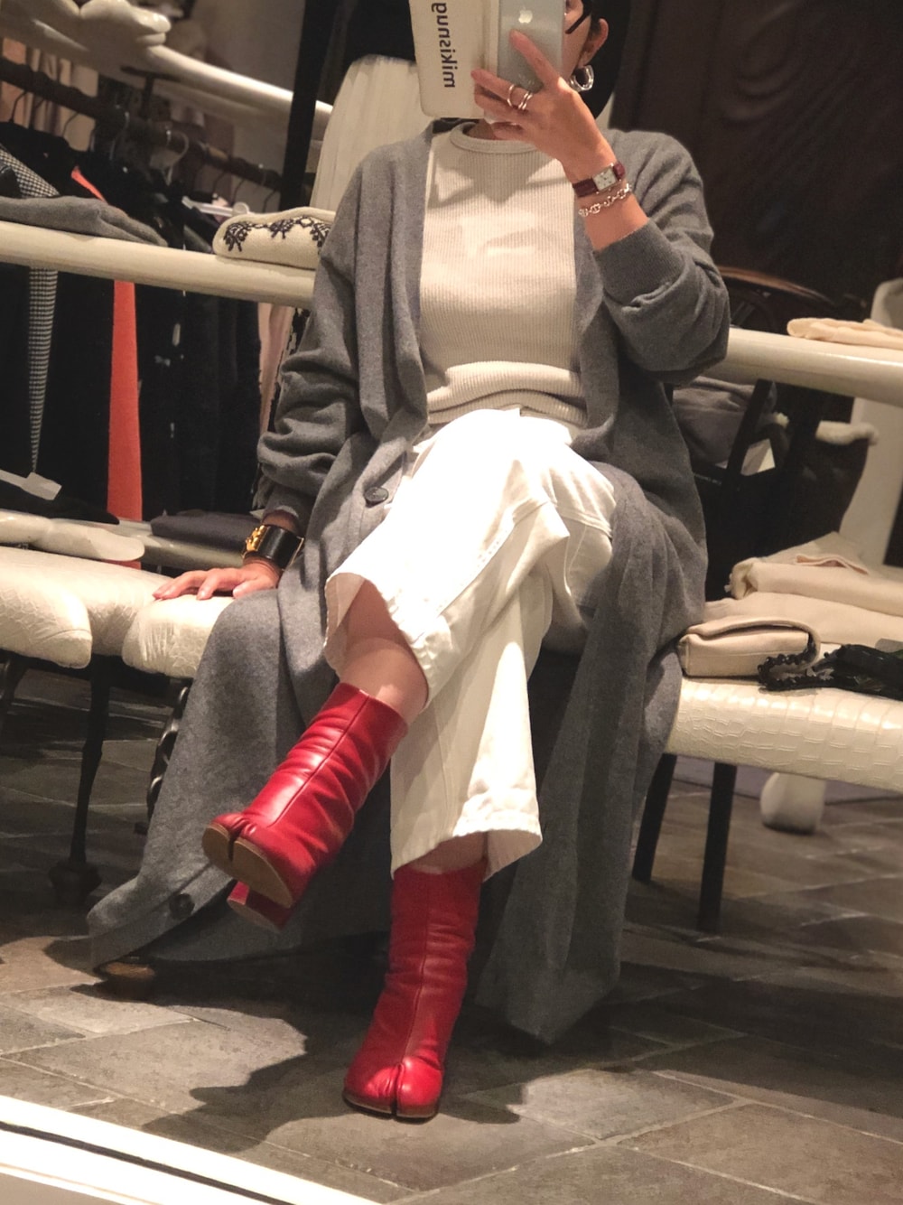 「THE ROWのアイテム（デニムパンツ、ホワイト系）」を使った、mikiさん（レディース・158cm）の秋コーディネートの1枚目の写真