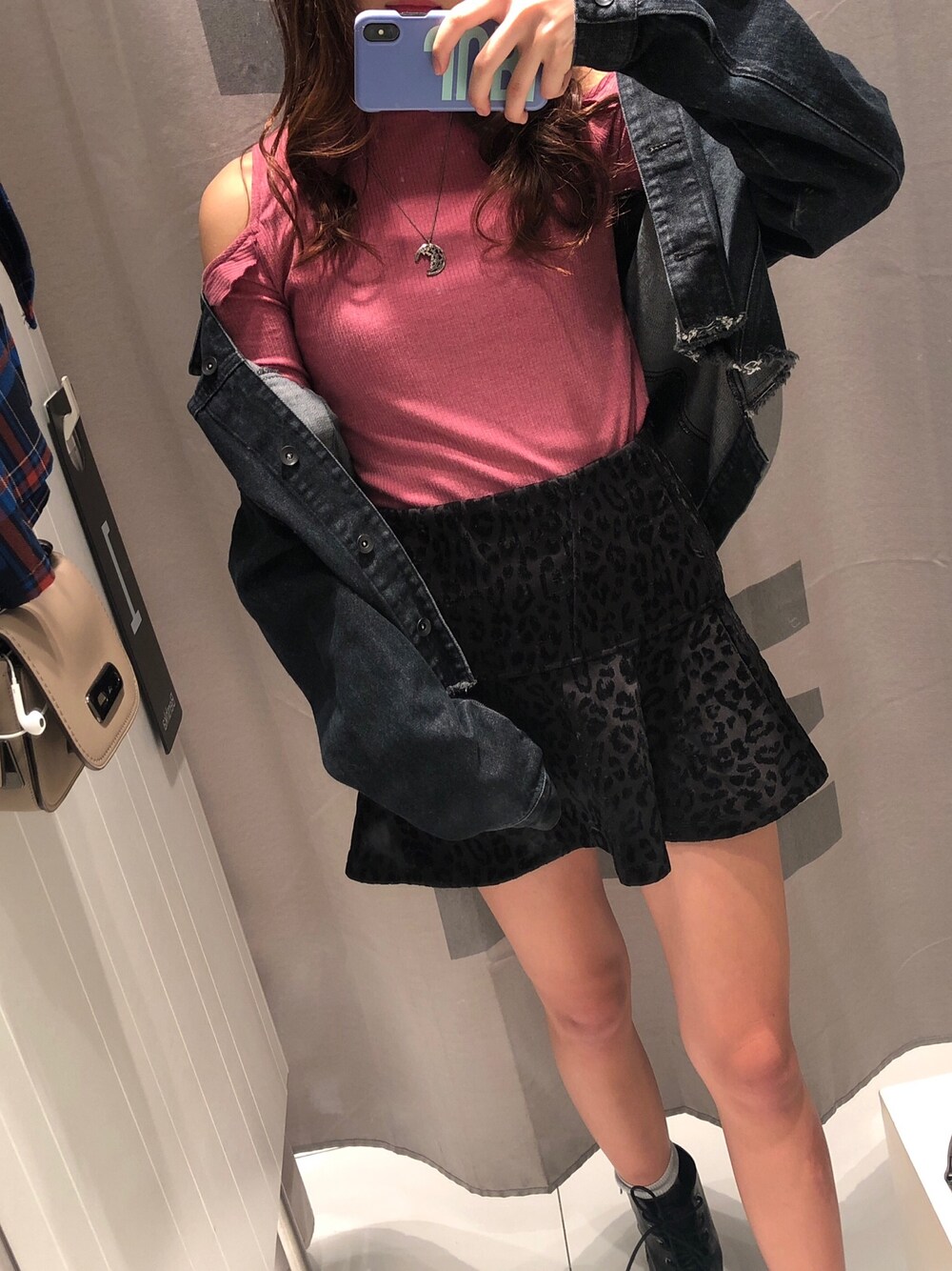 「休日スタイル、プチプラ、プチプラコーデ、FOREVER 21」｜「FOREVER 21のアイテム（スカート、ブラック系）」を使った、Manicさん（レディース・168cm）の秋コーディネートの1枚目の写真
