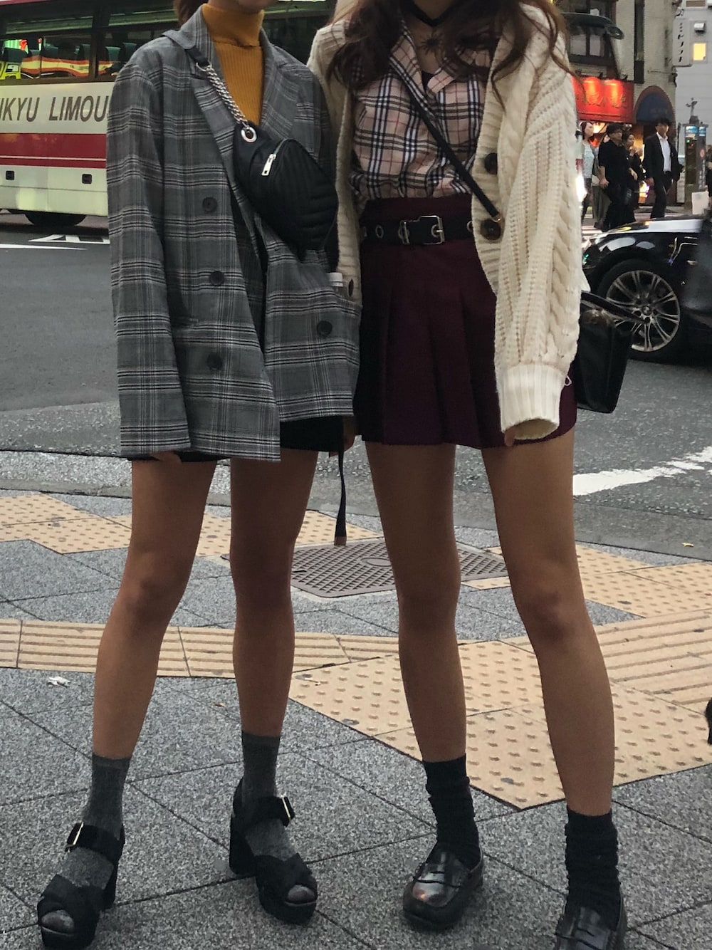 「カーディガン、テニススカート、バーバリーチェック、ローファー、Heather、American Apparel、チョーカー」｜「American Apparelのアイテム（スカート、レッド系）」を使った、Manicさん（レディース・168cm）の秋コーディネートの1枚目の写真