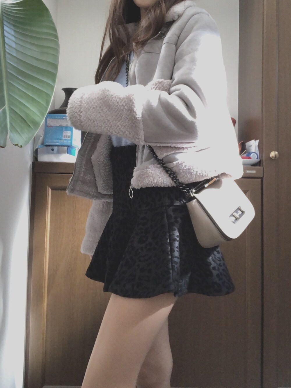 「ベルシュカ、FOREVER 21、ムートンコート、今日のコーデ、もこもこ、ショルダーバッグ」｜「FOREVER 21のアイテム（スカート、ブラック系）」を使った、Manicさん（レディース・168cm）の冬コーディネートの1枚目の写真