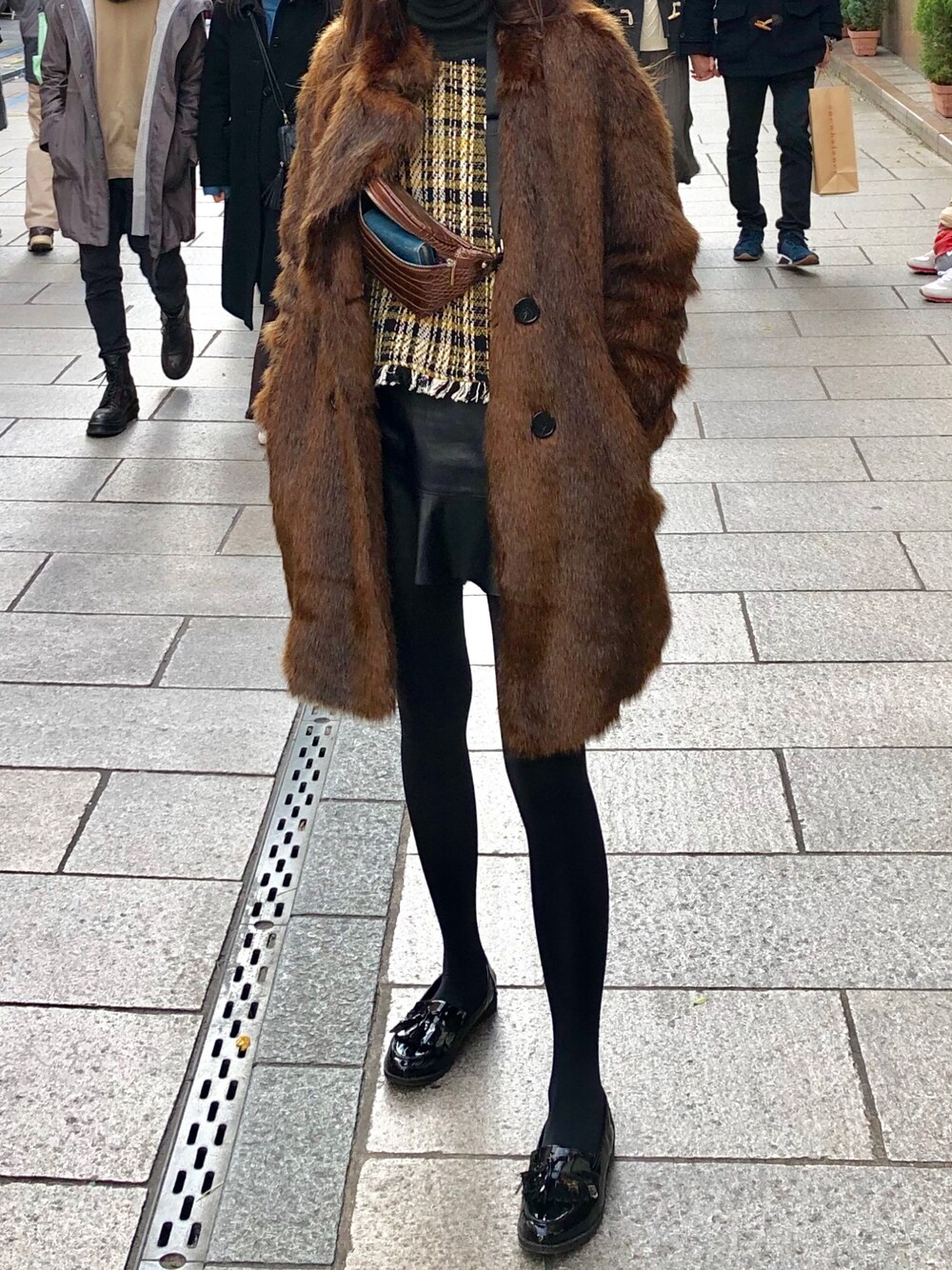 「冬コーデ、ZARA、フェイクファー、ツイード、ボディバッグ、タートルネック、ファーコート、中華街」｜「ZARAのアイテム（ジャケット/アウター、ブラウン系）」を使った、Manicさん（レディース・168cm）の冬コーディネートの1枚目の写真